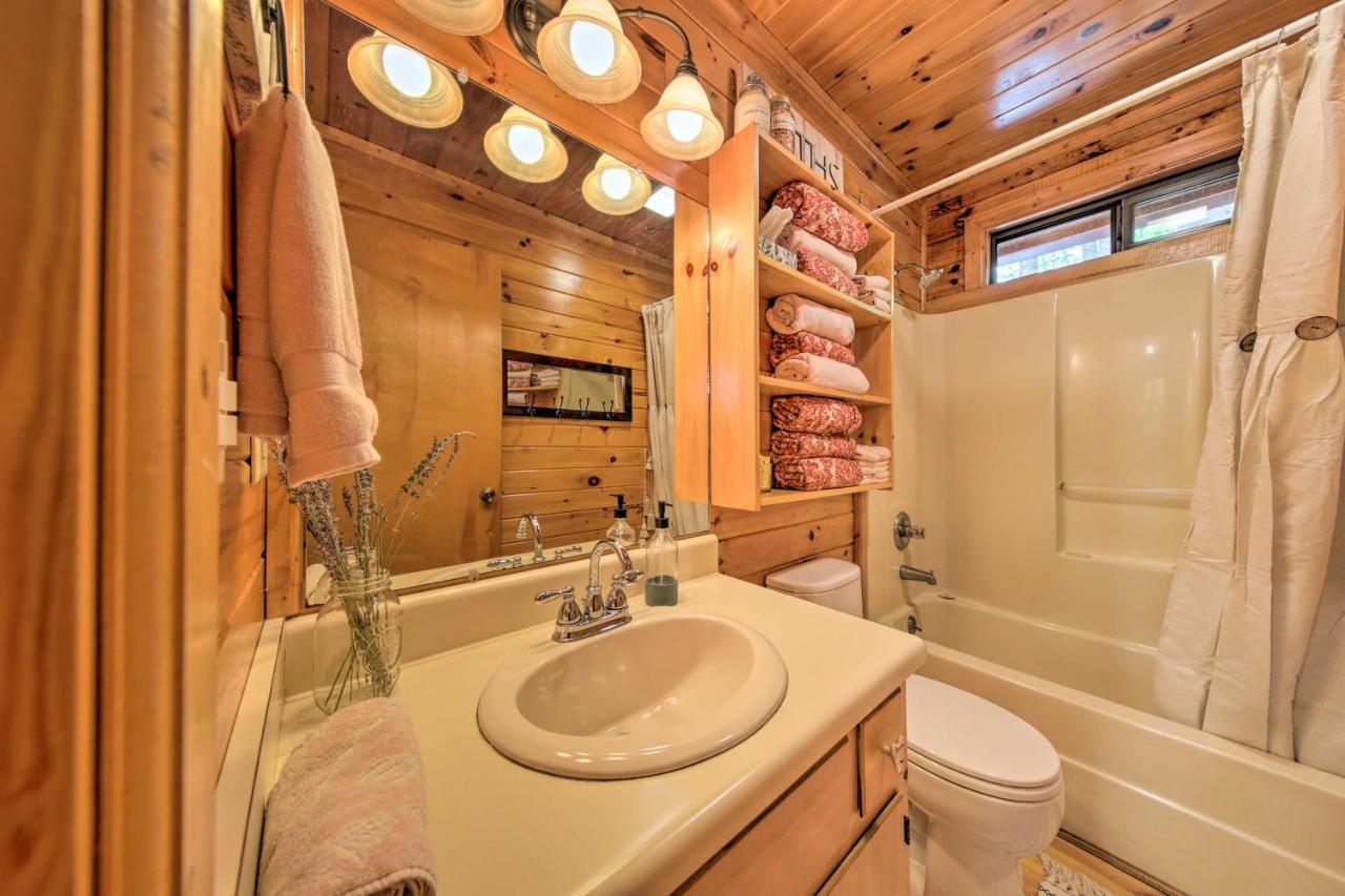 Peaceful Blue Ridge Cabin With Decks And Fire Pit Екстериор снимка